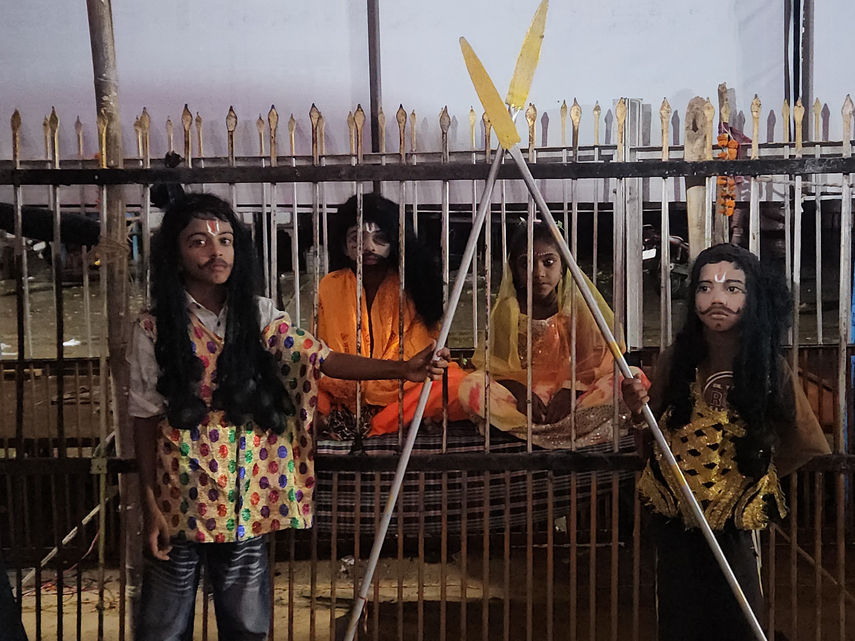 बच्चों ने कृष्ण जन्ममोत्सव की झांकी सजाई।
