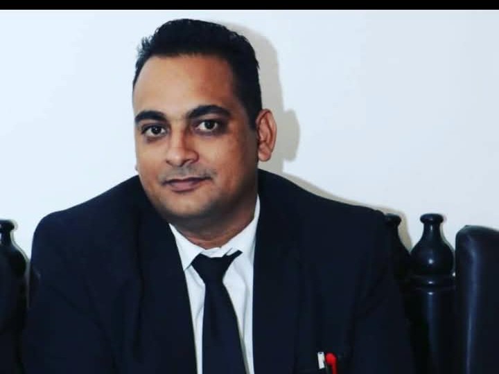 शिकायत पक्ष के वकील गौरव नैन मामले की जानकारी देते हुए।