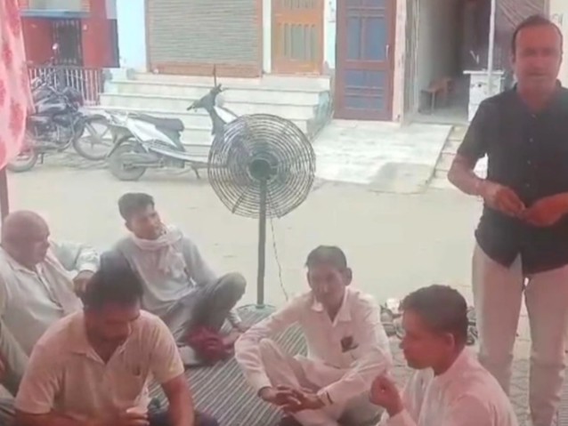 नगर पालिका कर्मचारियों का समर्थन, बोले- मांगे न मानी तो घर के सामने डालें कचरा|उकलाना,Uklanamandi - Dainik Bhaskar