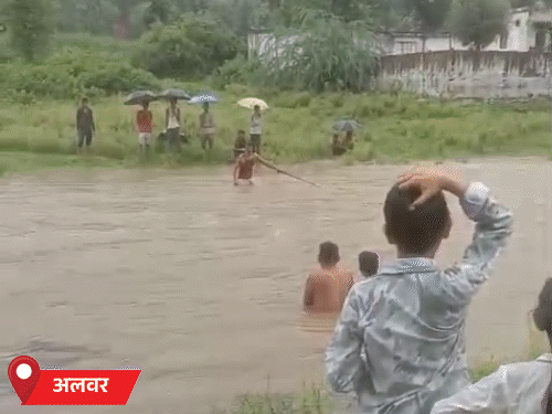 अलवर में शनिवार सुबह से ही बारिश का दौर जारी रही। सरिस्का में रूपारेल नदी का जलस्तर बढ़ने के कारण बच्चे जान जोखिम में डालकर नदी पार करते नजर आए।