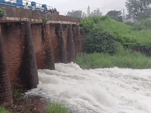 राजस्थानमधील भरतपूरच्या बयाना येथे बंध बारैठा धरणाचे दोन दरवाजे उघडण्यात आले. त्याच्या पाणलोट क्षेत्रात दोन दिवसांपासून सतत पाऊस पडत आहे.