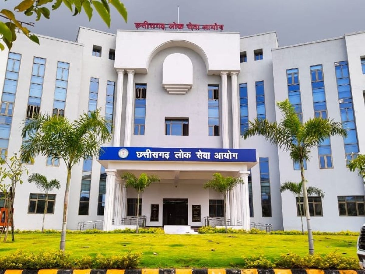 सीजीपीएससी के तत्कालीन अधिकारियों पर पेपर बेचने का आरोप है।