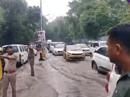 पाटणा विमानतळाजवळील रस्त्यावर पावसाचे असे पाणी साचले.