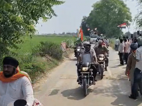 भारत माता की जयकारे लगाते हुए बड़ी संख्या में युवा बाइकों पर शहीद सुखचैन सिंह के गांव पहुंचे।