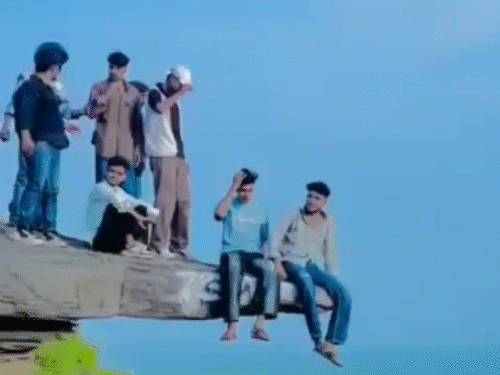 बड़ी संख्या में युवक के आसपास खड़े होकर फोटो और वीडियो बनाते नजर आए।