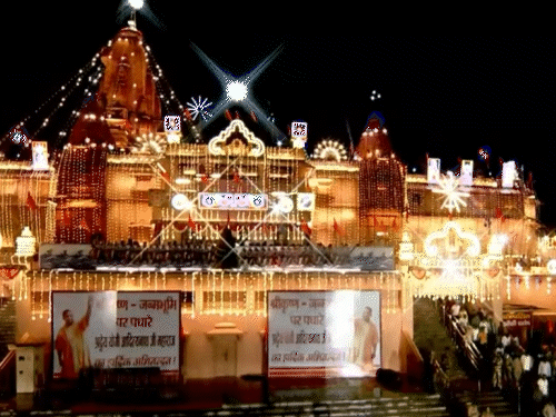 मथुरा श्रीकृष्ण जन्मभूमि मंदिर रंग-बिरंगी लाइटों से जगमग है।