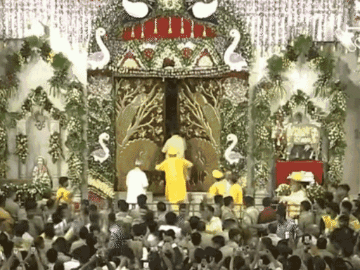 मथुरा श्रीकृष्ण जन्मभूमि मंदिर में ठीक 12 बजे मंदिर के कपाट खोले गए।