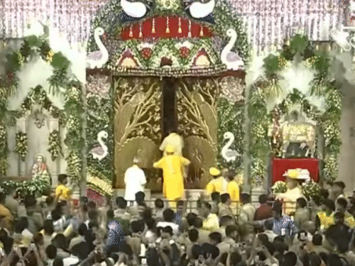 मथुरा श्रीकृष्ण जन्मभूमि मंदिर के कपाट खोल दिए गए हैं।