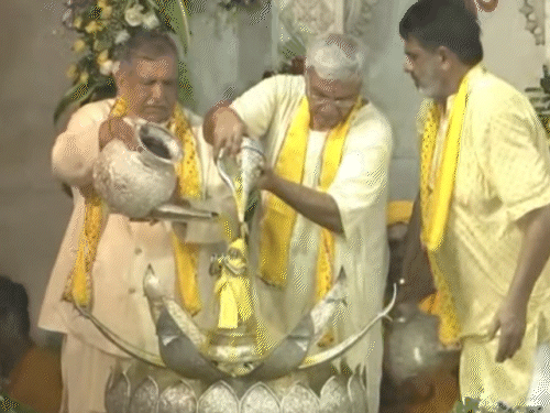 भगवान श्रीकृष्ण को चांदी के कमल पर विराजमान कराया गया। पंचामृत से विधि-विधानपूर्वक स्नान कराया गया।