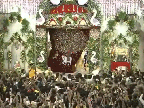 मथुरा जन्मभूमि मंदिर भगवान श्रीकृष्ण के जयकारों से गूंज रहा है।