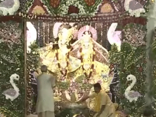 मथुरा श्रीकृष्ण जन्मभूमि मंदिर में नंदलाल की आरती की जा रही है।