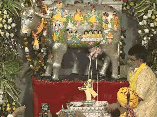 मथुरा में नंदलाल का कामधेनु के दूध से अभिषेक किया गया।