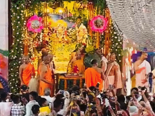 हर्षोल्लास के साथ मनी श्री कृष्ण जन्माष्टमी; तू राधा मैं कान्हा बन जाऊं...गीत पर झूमे श्रद्धालु|पटना,Patna - Dainik Bhaskar