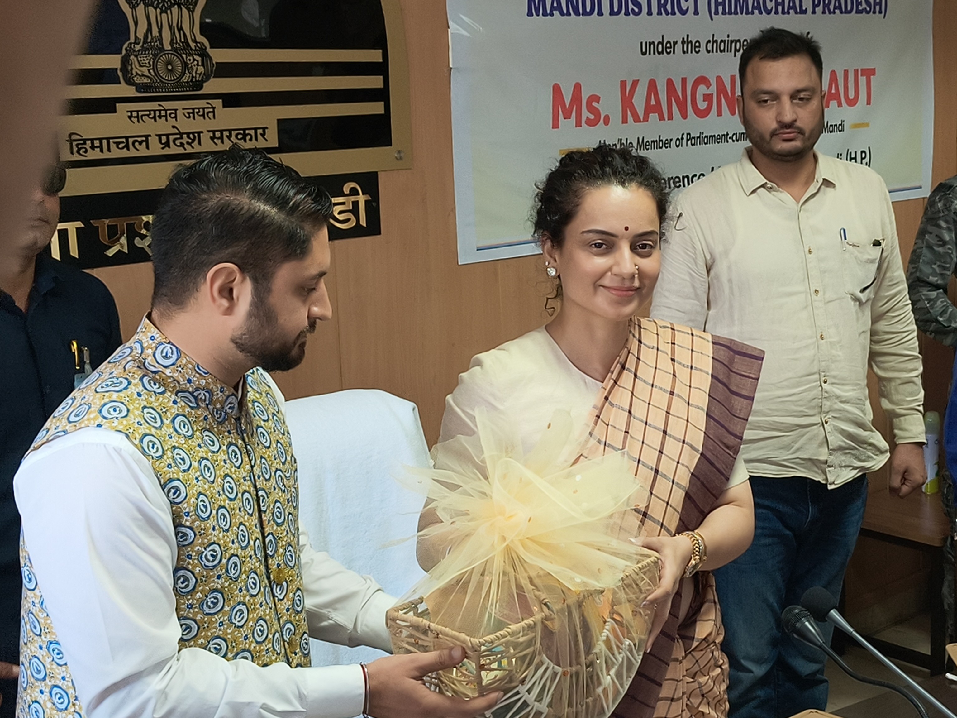 दिशा कमेटी मीटिंग की मीटिंग से पहले DC मंडी सांसद कंगना का स्वागत करते हुए।