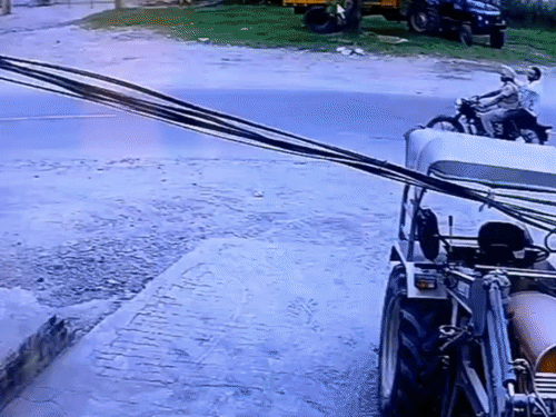 बाइक के पीछे बैठा था एक अन्य युवक।