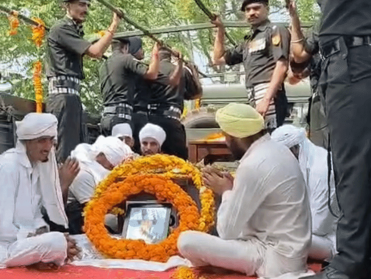शहीद सुखचैन सिंह की अंतिम यात्रा करीब दस बजे पैतृक गांव कुत्ताबढ़ पहुंची।