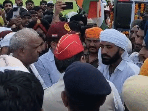 परिवार को समझाते सेना के अधिकारी।