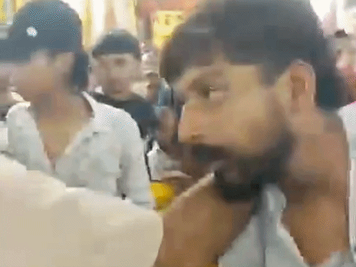 बस्ती एरिया में जन्माष्टमी मेले में हमला करने वालों को पकड़कर ले जाती पुलिस। - Dainik Bhaskar