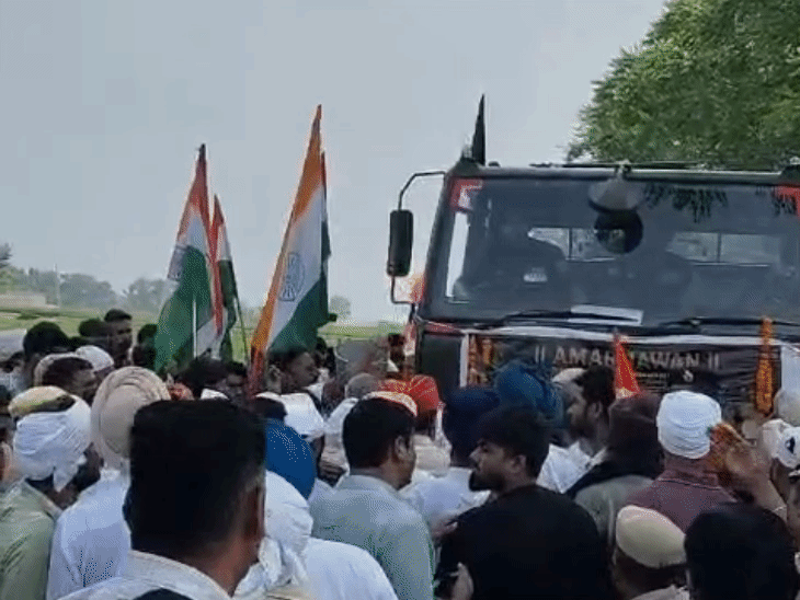 परिवार ने नौकरी और एक करोड़ के मुआवजे की मांग को लेकर करीब 30 मिनट तक शहीद की अंतिम यात्रा रोके रखी।