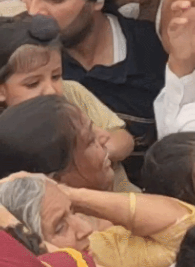 शहीद सुखचैन के अंतिम दर्शन के वक्त रोतीं-बिलखतीं महिलाएं।