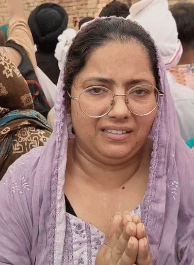 शहीद की पत्नी निर्मल कौर अंतिम दर्शन के वक्त हाथ जोड़कर रोतीं रहीं। बेटे को परिवार की अन्य महिला ने संभाला।