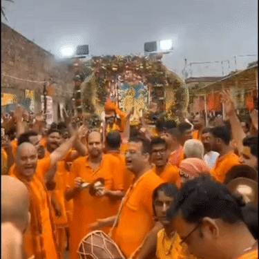 शोभायात्रा में ‘हरे कृष्ण, हरे कृष्ण’ के जयघोष लगाते हुए चल रहे है।