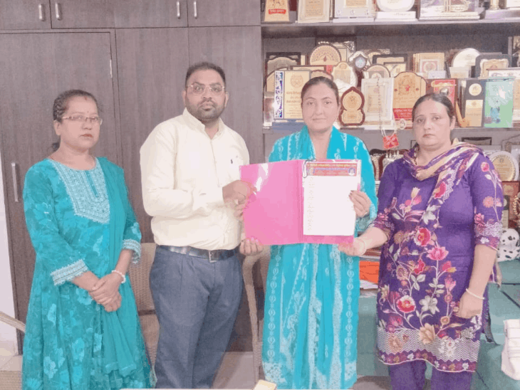 जालंधर कैंट की आप हलका इंचार्ज राजविंदर कौर थियाड़ा को मांगपत्र देते टीचर।