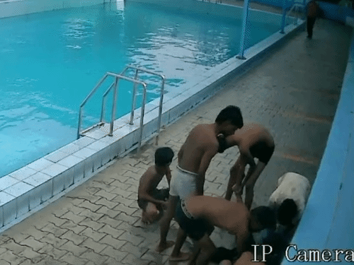 बच्चे को सीपीआर देने की कोशिश करते हुए।