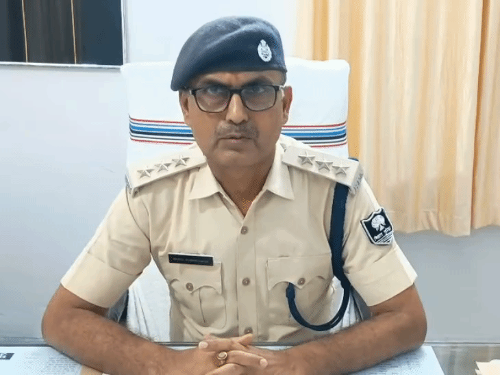 घटना की जानकारी देते डीएसपी (पूर्वी-2) मनोज कुमार सिंह।