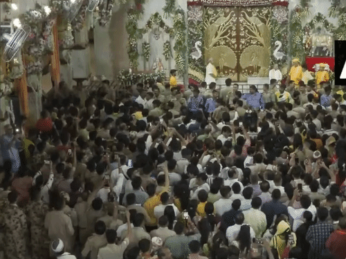 मथुरा श्रीकृष्ण जन्मभूमि मंदिर में भगवान के दर्शन के लिए भक्तों की भीड़ उमड़ी है।
