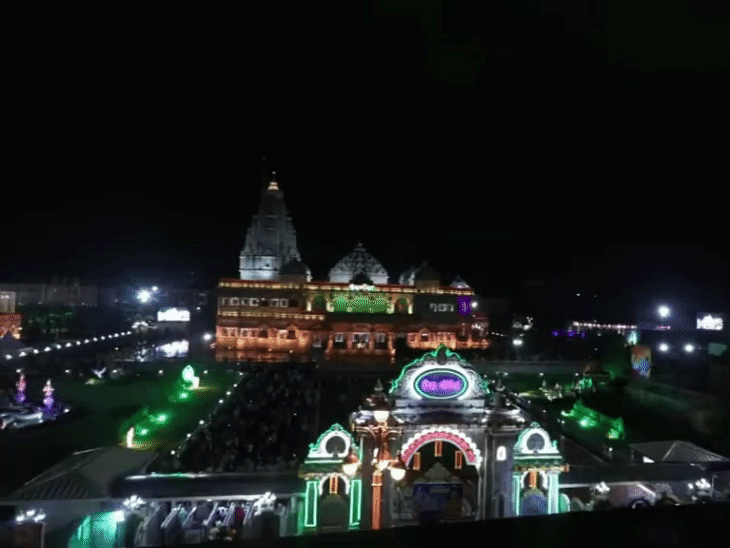 श्रीकृष्ण जन्माष्टमी के मौके पर वृंदावन के प्रेम मंदिर में श्रद्धालुओं की भारी भीड़ उमड़ी।