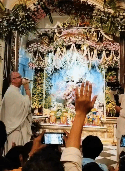 वृंदावन के इस्कॉन मंदिर में श्रीकृष्ण जन्माष्टमी का पर्व धूमधाम से मनाया गया।