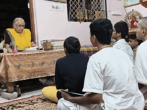 डॉ. पुष्पा दीक्षित का घर करीब 22 साल से संस्कृत की पाठशाला बना हुआ है।