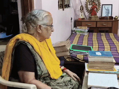 संस्कृत सीखने के लिए किसी तरह की फीस या शुल्क नहीं लिया जाता है।