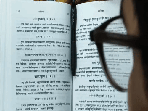 बच्चों को संस्कृत पढ़ाती डॉ. पुष्पा दीक्षित।