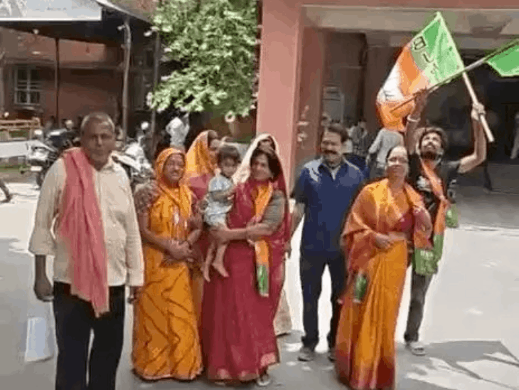 प्रत्याशी अलग-अलग तरीकों से मतदाताओं को अपने पक्ष में करने की कोशिश कर रहे हैं।