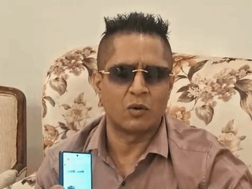 राजा दी किंग ने ही पेट्रोल पंप पर कूपन दे रखे हैं।