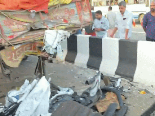 सुबह तक लॉरी और कार सड़क किनारे ही खड़ी थी। क्षतिग्रस्त गाड़ियों को देखने के लिए लोगों की भीड़ जुट गई।