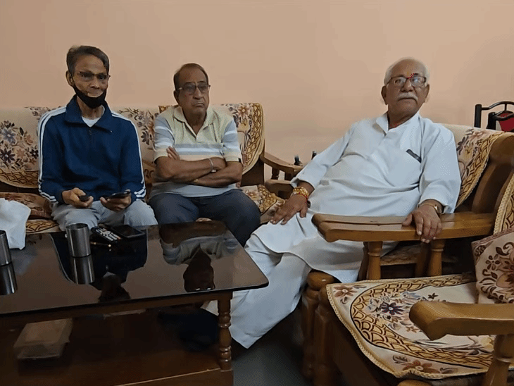 उज्जैन स्थित घर में निकिता का शो देखते उनके दादा धन्नालाल।