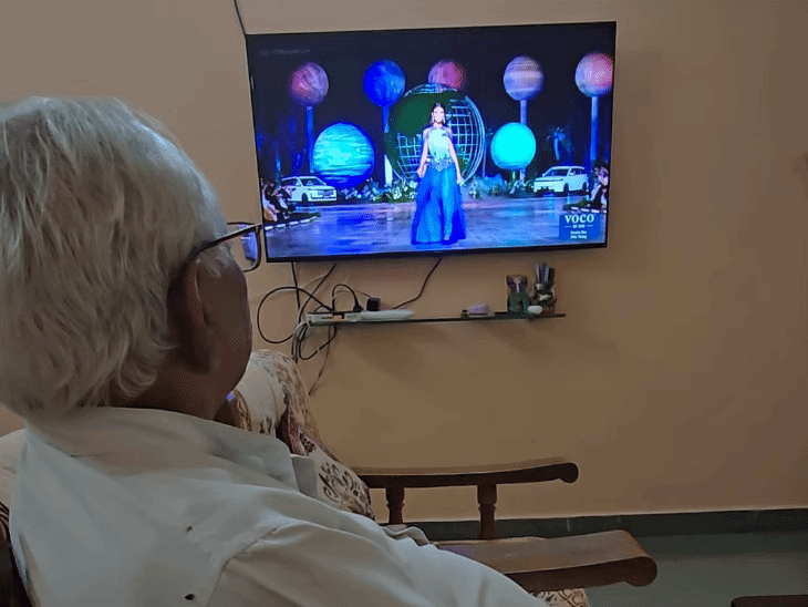 टीवी पर निकिता का शो देखते दादा धन्नालाल।