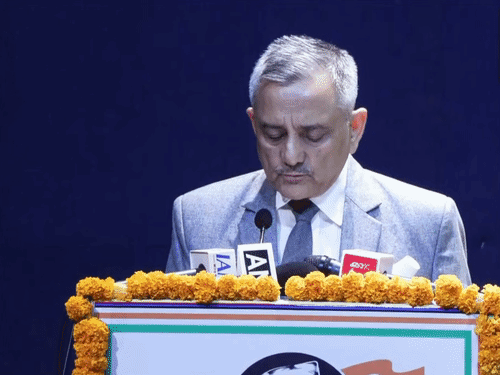 पूर्व CDS अनिल चौहान 'भारत की सुरक्षा के लिए खतरे और चुनौतियां' विषय पर बोल रहे थे। - Dainik Bhaskar