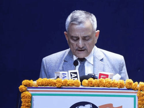 पूर्व CDS अनिल चौहान शनिवार को दिल्ली के तीन मूर्ति भवन में 'भारत की सुरक्षा के लिए खतरे और चुनौतियां' विषय पर बोल रहे थे। - Dainik Bhaskar