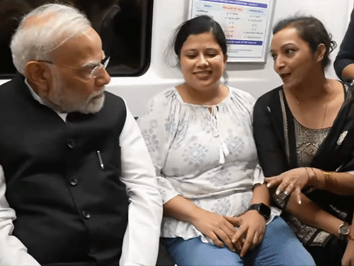 मोदी मेट्रो में सफर के दौरान उन्होंने बच्चों-लोगों से भी बातचीत की।