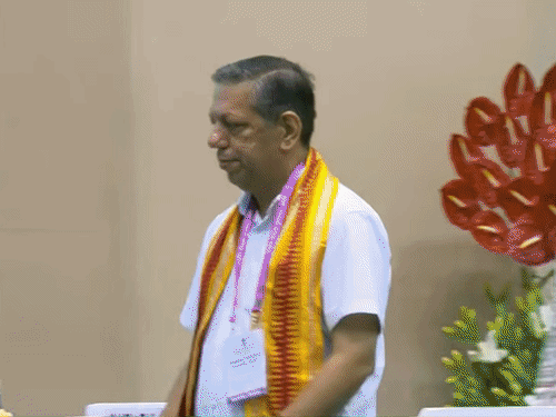 पंजाबचे शिक्षक दिनेश कुमार यांना राष्ट्रीय शिक्षक पुरस्काराने सन्मानित करण्यात आले. त्यांनी व्हर्च्युअल फिजिक्स लॅब आणि 100 हून अधिक शून्य-खर्च मॉडेल्स तयार करून विद्यार्थ्यांसाठी भौतिकशास्त्र सोपे आणि मनोरंजक बनवले.