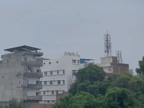 हिसार में सुबह के समय आसमान में बादल छाए रहे।