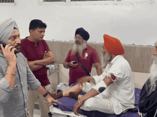 अस्पताल में घटना के बाद परिवार से बातचीत करते HSGMC के पूर्व मेंबर सतपाल सिंह।