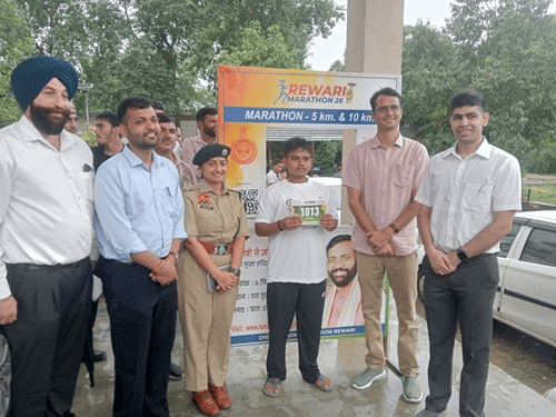 आयोजन स्थल का निरीक्षण करते कार्यक्रम के विशेष अधिकारी व प्रतिभागियों को किट वितरित करते अधिकारी। - Dainik Bhaskar