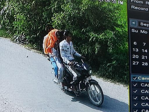 लूट के बाद सीसीटीवी फुटेज में बाइक लेकर भागते तीनों बदमाश।