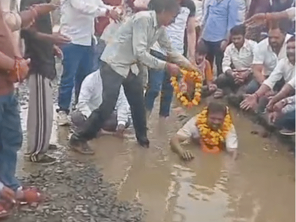 बीना में कांग्रेस के एक नेता ने जर्जर सड़क के विरोध में पानी भरे गड्ढे में प्रदर्शन किया।