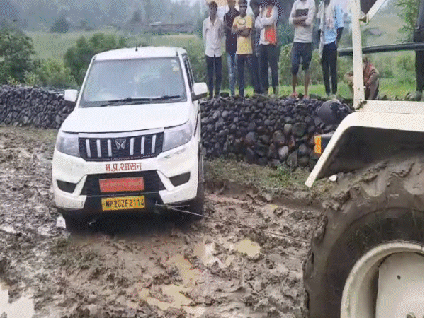 मंडला में भाजपा सांसद फग्गन सिंह कुलस्ते का काफिला कीचड़ भरे रास्ते में फंस गया।